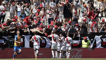 Los jugadores del Rayo celebran el 2-0 al Valencia.