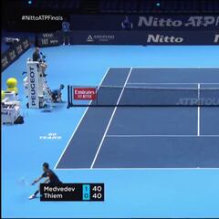 Y por esto ni Nadal ni Djokovic están en la final: el puntazo de Thiem que te deja KO sólo de verlo