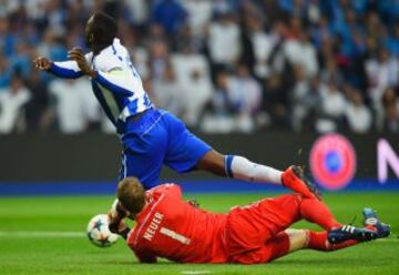 Jackson enfrentó mano a mano al portero campeón del mundo que lo derribó antes del minuto de juego. 