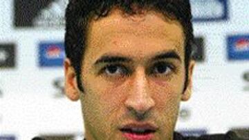 <B>SIN SOPRESAS.</B> Raúl no se sorprende por el juego de Guti.