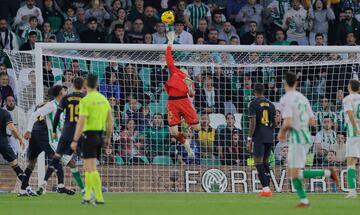 La parada de Lunin a Chadi en la última jugada del 1-1 contra el Betis.