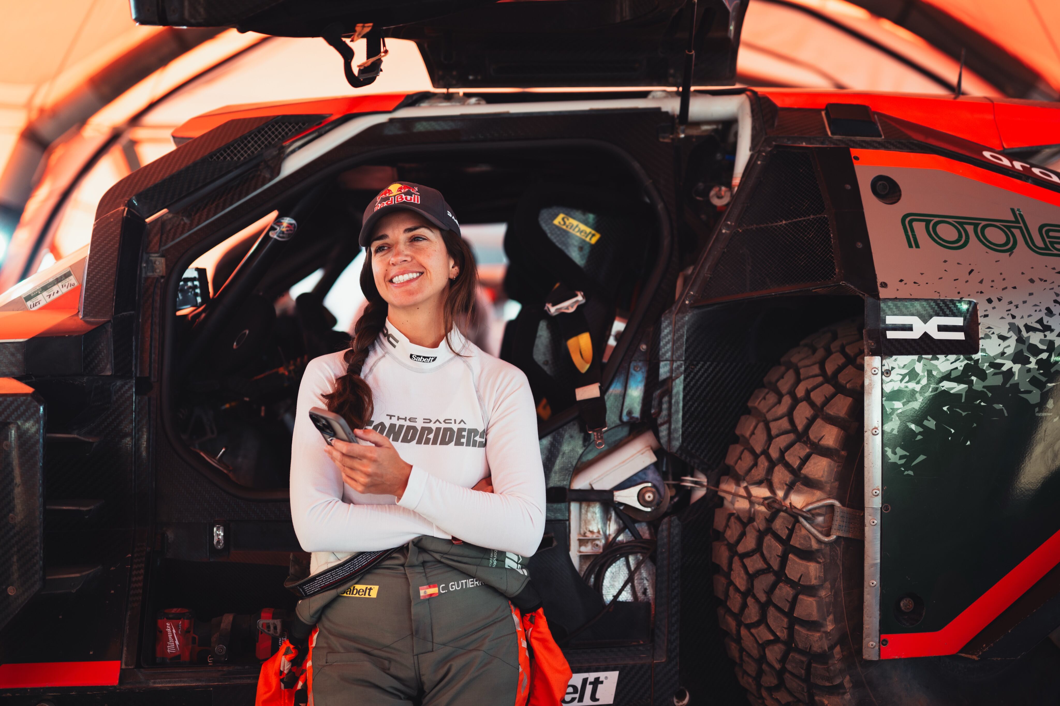 Cristina Gutiérrez con el Dacia junto al que participará en el Dakar.