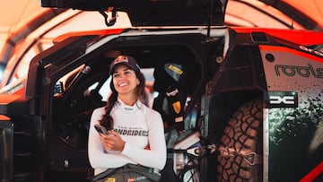 Cristina Gutiérrez con el Dacia junto al que participará en el Dakar.