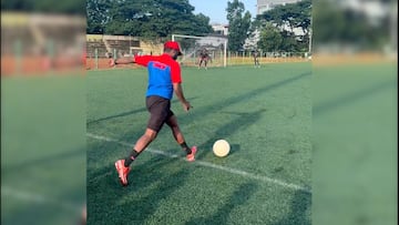 Golazo viral de un maestro de academia de futbol