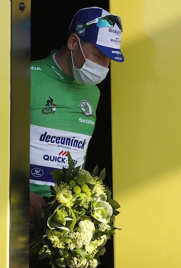 En una etapa ganada por Awout Van Aert, Alaphilippe perdió el liderato tras una penalización de 20 segundos. Adam Yates es el nuevo mailot amarillo y hay 4 colombianos en el top 10: Egan, Nairo, López y Chaves.