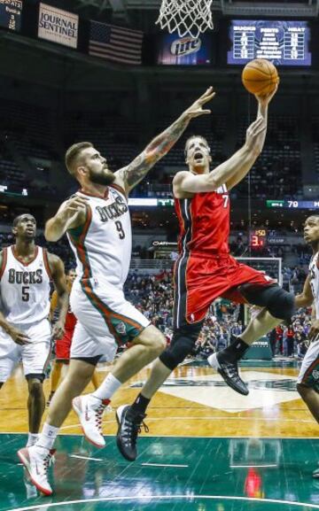 Justin Hamilton (D) ttrata de anotar ante Miroslav Raduljica of Serbia (2-I).