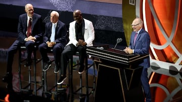 SPRINGFIELD, MASSACHUSETTS - SEPTEMBER 10: Naismith Memorial Basketball Hall of Fame Class of 2022 enshrinee George Karl speaks as Bobby Jones, Roy Williams and Gary Payton look on during the 2022 Basketball Hall of Fame Enshrinement Ceremony at Symphony Hall on September 10, 2022 in Springfield, Massachusetts.   Maddie Meyer/Getty Images/AFP