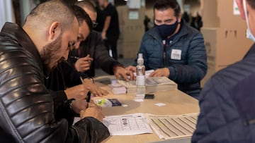 Jurados de votación durante una jornada electoral en Colombia.