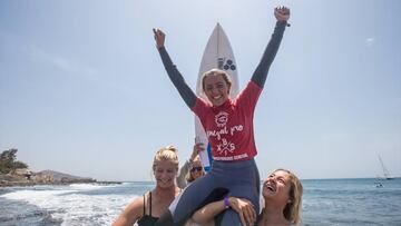 Nadia Erostarbe sale a hombros del agua en el Senegal Pro de surf, su primer victoria en un QS1500.