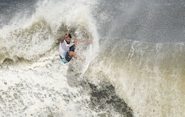 El surfista brasile?o pasó directo a tercera ronda tras ganar la primera. Una vez allí se deshizo del neozelandés Billy Stairmand con contundencia. Del mismo modo ganó al surfista local Hiroto Ohhara y posteriormente, en una serie más ajustada, venció a Owen Wright. En la final se impuso al otro local, Kanoa Igarashi, entre las difíciles olas de la tormenta tropical Nepartak. Primer oro olímpico para él, que ya lo ha ganado todo: CT de la WSL, ISA World Surfing Championships y Juegos Olímpicos.