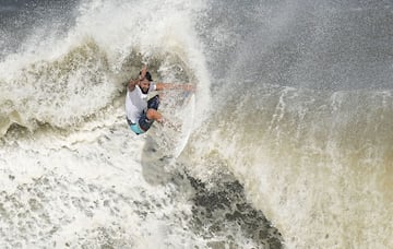 El surfista brasileño pasó directo a tercera ronda tras ganar la primera. Una vez allí se deshizo del neozelandés Billy Stairmand con contundencia. Del mismo modo ganó al surfista local Hiroto Ohhara y posteriormente, en una serie más ajustada, venció a Owen Wright. En la final se impuso al otro local, Kanoa Igarashi, entre las difíciles olas de la tormenta tropical Nepartak. Primer oro olímpico para él, que ya lo ha ganado todo: CT de la WSL, ISA World Surfing Championships y Juegos Olímpicos.