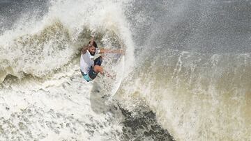 El surfista brasileño pasó directo a tercera ronda tras ganar la primera. Una vez allí se deshizo del neozelandés Billy Stairmand con contundencia. Del mismo modo ganó al surfista local Hiroto Ohhara y posteriormente, en una serie más ajustada, venció a Owen Wright. En la final se impuso al otro local, Kanoa Igarashi, entre las difíciles olas de la tormenta tropical Nepartak. Primer oro olímpico para él, que ya lo ha ganado todo: CT de la WSL, ISA World Surfing Championships y Juegos Olímpicos.