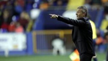 Fran Escribá da instrucciones durante el partido contra el Levante.