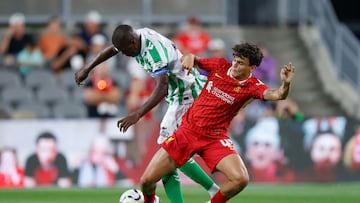 William Carvalho, junto a Stefan Bajcetic.