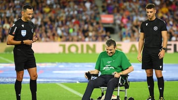 BARCELONA, SPAIN - AUGUST 24: Juan Carlos Unzue, President of Luzon Foundation starts the match with kick off during the friendly match between FC Barcelona and Manchester City at Camp Nou on August 24, 2022 in Barcelona, Spain. (Photo by David Ramos/Getty Images)