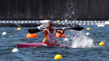 Teresa Portela de España compite en las semifinales de 200m kayak individual femenino por el piragüismo en esprint de los Juegos Olímpicos 2020.