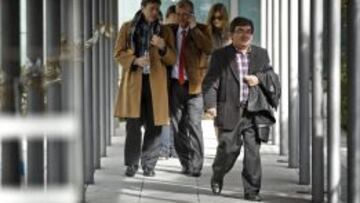 El médico Eufemiano Fuentes (izquierda), su abogado, Julián Pérez Templado y el director deportivo Vicente Belda (derecha).