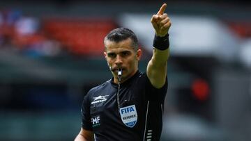 Fernando Hernández en un partido de Liga MX.