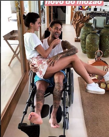 Neymar con su pareja Bruna Marquezine.