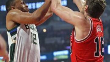 Jabari Parker lanza ante la presencia de Pau Gasol.