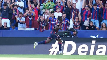 Etta Eyong celebra un gol al Betis con el Levante.