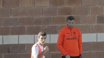 Gayá bajo la atenta mirada de Djukic.