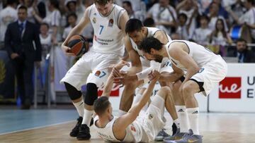 Carroll, levantado por Doncic, Ayón y Llull.