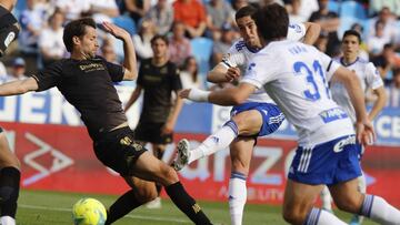 Sabin Merino realiza un disparo contra el Alcorcón.