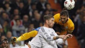 Sergio Ramos lucha un balón con Martín Cáceres.