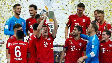 Soccer Football - German Super Cup - Eintracht Frankfurt v Bayern Munich - Commerzbank-Arena, Frankfurt, Germany - August 12, 2018 Bayern Munich's Robert Lewandowski celebrates winning the German Super Cup with the trophy REUTERS/Ralph Orlowski