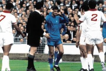 Geoge Best ganó la Copa de Europa con el Manchester en 1968 contra el Benfica. Tangana con Cruz.  