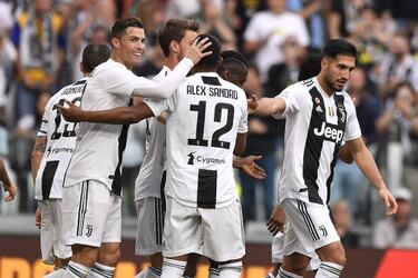 Juventus beat Fiorentina to seal eighth successive Serie A title