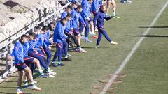 Los futbolistas del Atl&eacute;tico, concentrados, en un ejercicio del &uacute;ltimo entrenamiento antes de recibir al Valencia en el Metropolitano.