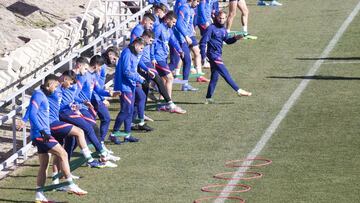 Los futbolistas del Atl&eacute;tico, concentrados, en un ejercicio del &uacute;ltimo entrenamiento antes de recibir al Valencia en el Metropolitano.