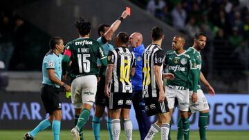 Soccer Football - Copa Libertadores - Quarter Finals - Second Leg - Palmeiras v Atletico Mineiro - Allianz Parque, Sao Paulo, Brazil - August 10, 2022 Atletico Mineiro's Eduardo Vargas is shown a red card by referee Wilmar Roldan REUTERS/Amanda Perobelli