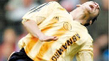 Van Bommel caza a Sneijder.