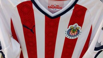En por lo menos dos centros comerciales de la ciudad se pudo ver la nueva playera ya a la venta, causando la molestia en la institución y en la marca que la patrocina.