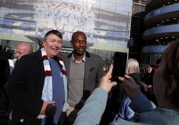 Paulo Wanchope, ex del City, con un aficionado.