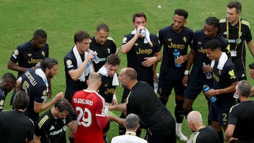 MIAMI GARDENS, FLORIDA - JULY 01: Igor Tudor, Head Coach of Juventus FC, speaks to Manuel Locatelli #5 and Michele Di Gregorio #29 of Juventus FC during a hydration break during the FIFA Club World Cup 2025 round of 16 match between Real Madrid CF and Juventus FC at Hard Rock Stadium on July 01, 2025 in Miami Gardens, Florida. Kevin C. Cox/Getty Images/AFP (Photo by Kevin C. Cox / GETTY IMAGES NORTH AMERICA / Getty Images via AFP)