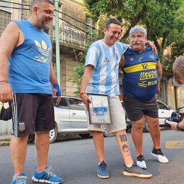 Homenaje a Maradona en el exterior de La Bombonera de Boca.