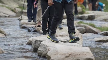 Senderistas cruzando un río
