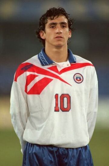 El ex volante jugó con la "10" el amistoso entre Chile B e Inglaterra B en 1998. Luego, ocupó el mismo dorsal en la derrota ante Uruguay, rumbo a Brasil 2014.