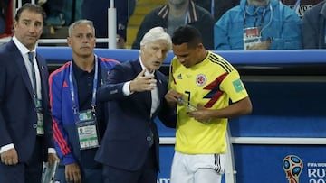 Carlos Bacca y José Pékerman en el partido Colombia vs Inglaterra en Rusia 2018.