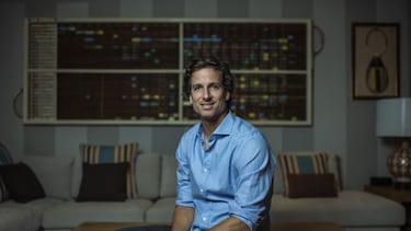 Feliciano López, delante de un mural artesanal, hecho a mano, en el que están los principales resultados de sus carreras.