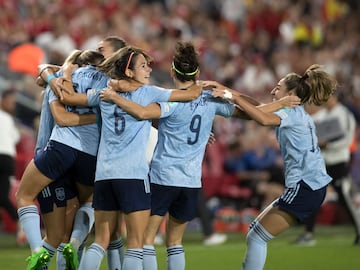 Las españolas celebran el 0-1 de Marta Cardona.