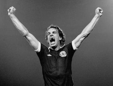 El delantero centro nacido en 1951 en Cleland fue profesional desde 1968 hasta 1988. Defendió los colores del Greenock Morton, Leeds United, Manchester United, AC Milan, Hellas Verona, Southampton y Bristol City. Debutó con la absoluta con 21 años y llegó a disputar 54 partidos marcando once goles. Participó en tres mundiales: Alemania 74, Argentina 78 y España 82. Tiene una liga inglesa, una Copa de Ferias y dos subcampeonatos (en la Recopa de Europa y en la Copa de Europa) en la época del Leeds United. 