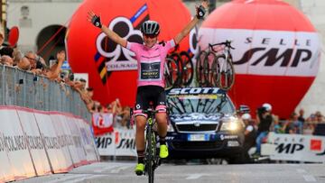 Annemiek Van Vleuten celebra su victoria en Cividale del Friuli en la d&eacute;cima y &uacute;ltima etapa del Giro Rosa, donde tambi&eacute;n se llev&oacute; la clasificaci&oacute;n general.