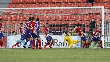 San Román y la defensa del Atlético B.