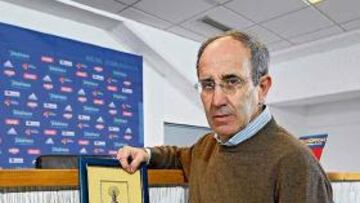 <b>RUEGA POR NOSOTROS. </b>Jabo posa con una imagen de la Virgen del Pilar.