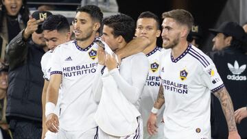 AME1028. LOS ÁNGELES (ESTADOS UNIDOS), 23/05/2023.- Riqui Puig (c) del Los Ángeles Galaxy celebra hoy con sus compañeros tras anotar contra el LAFC, durante un partido por la Copa EE.UU. en el estadio Bank of California en Los Ángeles, California (Estados Unidos). EFE/ARMANDO ARORIZO